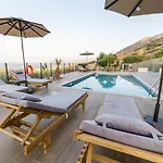 Constandinos - Private Pool - Sleeps 8
