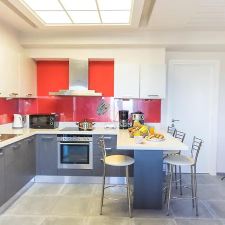 Constandinos - Private Pool - Sleeps 8 *