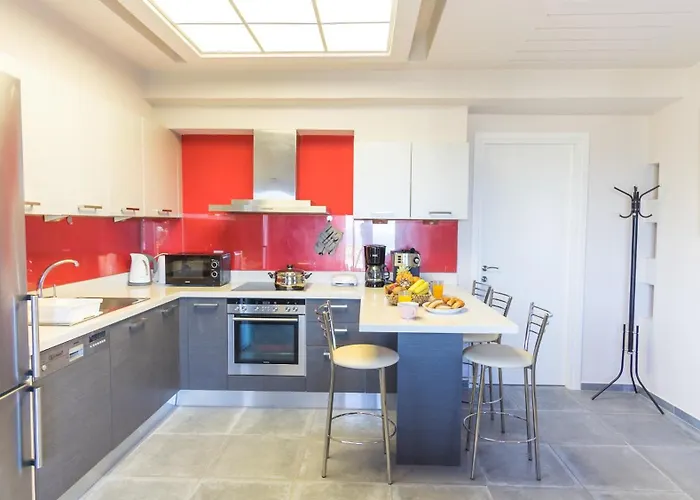 Constandinos - Private Pool - Sleeps 8 *