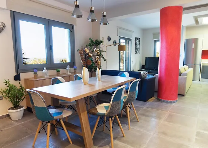 Constandinos - Private Pool - Sleeps 8 Villa *