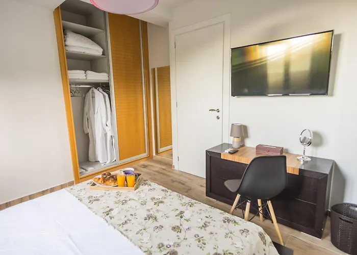 Constandinos - Private Pool - Sleeps 8 *