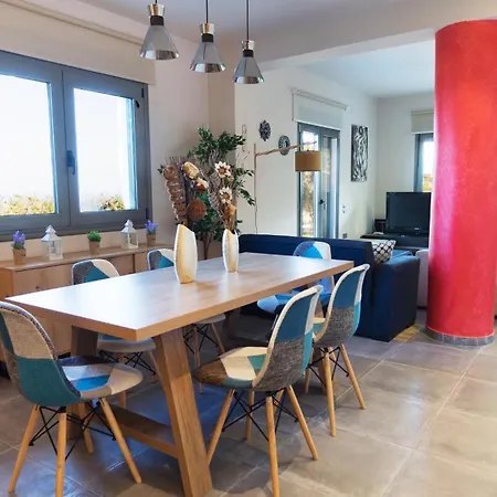 Constandinos - Private Pool - Sleeps 8 Вілла *