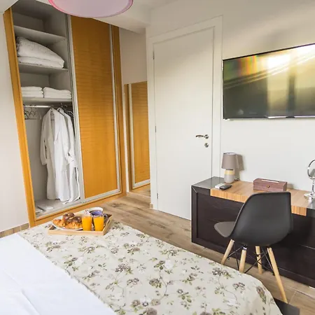 Constandinos - Private Pool - Sleeps 8 *